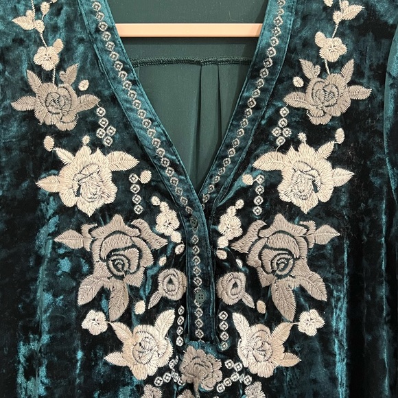 Andree by Unit Crushed Velvet Embroidered Top - Picture 2 of 8